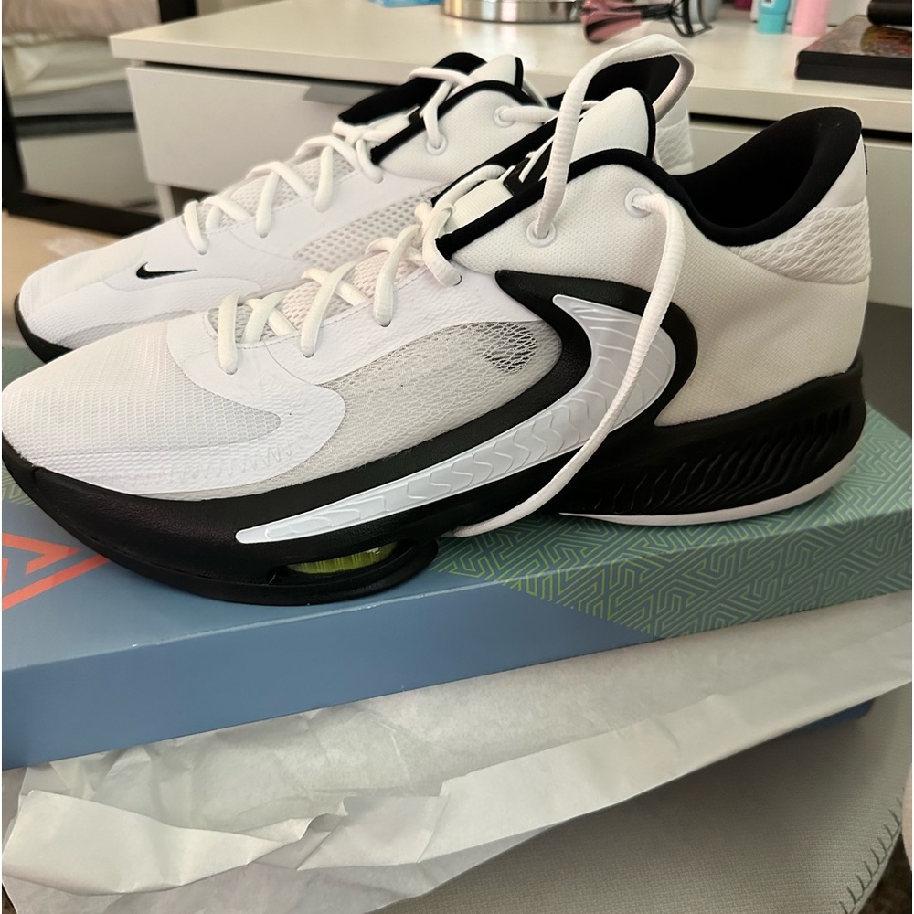 Zoom freak 4 TB size 13 New